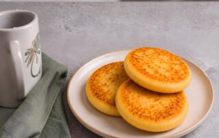 Arepas de papa doradas rellenas de queso