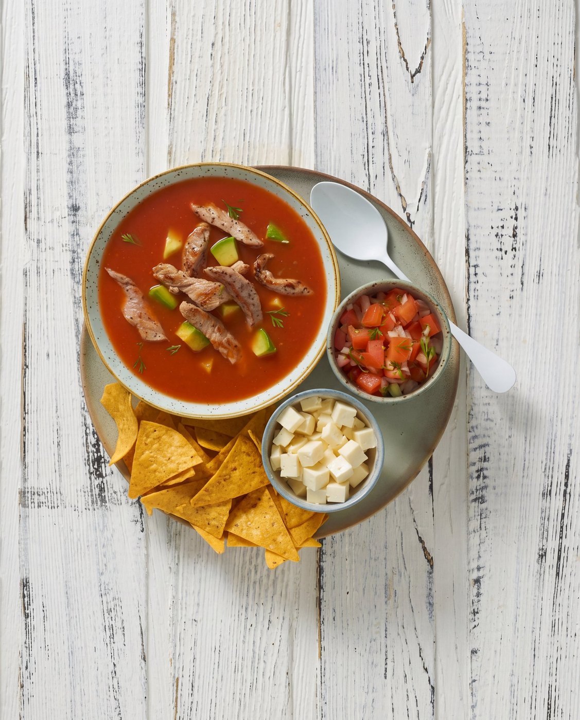 Sopa de tortillas con tiritas de cadera de cerdo Sopa de tortillas con tiritas de cadera de cerdo, aguacate y queso
