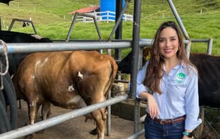 Daniela España, presidenta ejecutiva de Analac, en un establo lechero