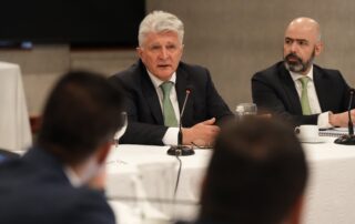 Miroslav Jenča, jefe de la Misión de Verificación de la ONU, junto a Jorge Enrique Bedoya en la Junta Directiva de la SAC