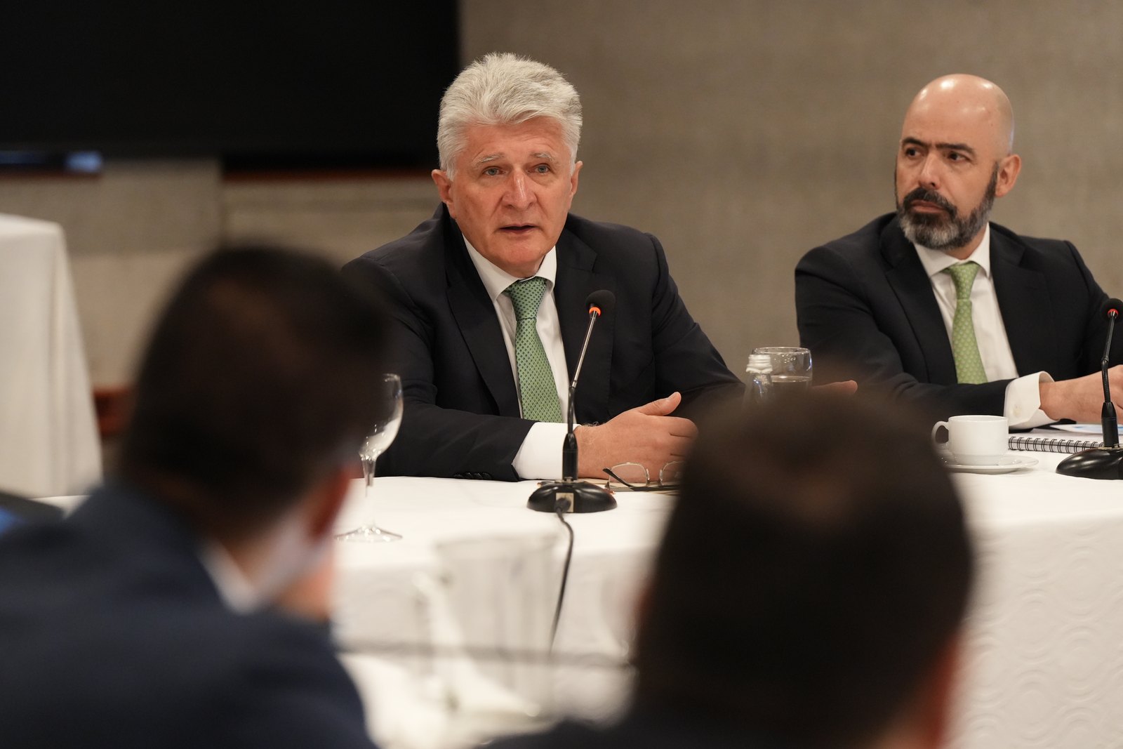 Miroslav Jenča, jefe de la Misión de Verificación de la ONU, junto a Jorge Enrique Bedoya en la Junta Directiva de la SAC