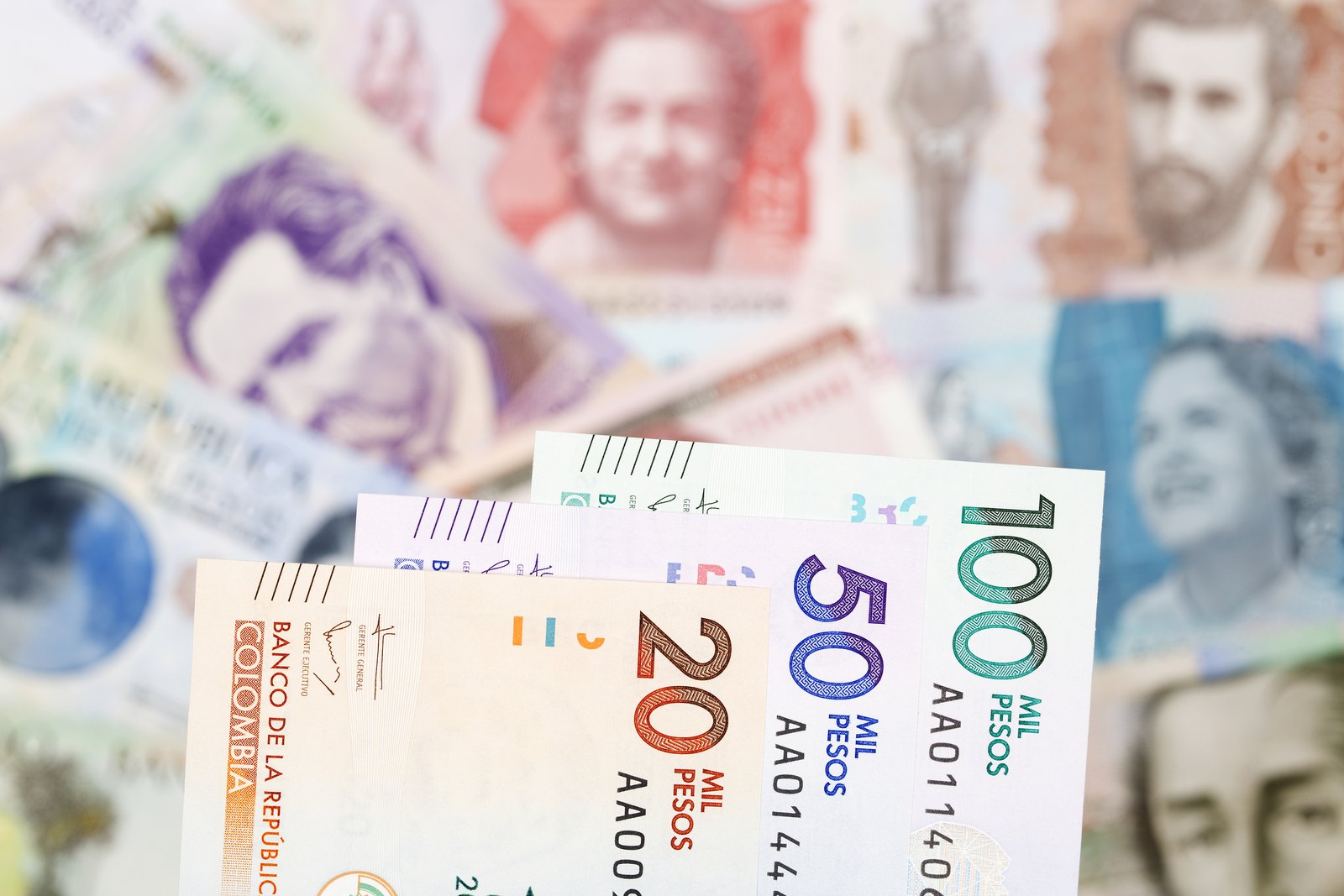 Billetes colombianos de 20.000, 50.000 y 100.000 pesos