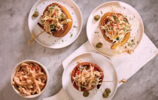 Rollos de plátano maduro rellenos de pollo y queso costeño