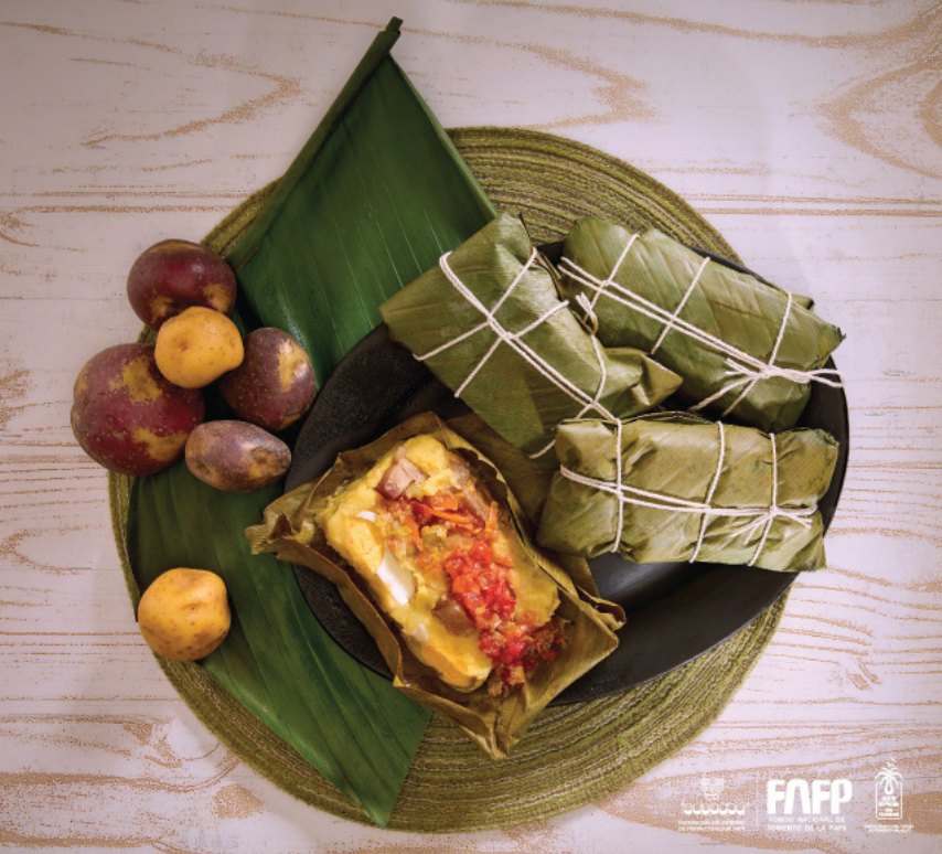 Tamales de papa en hoja de plátano Tamales de papa envueltos en hoja de plátano, uno abierto con guiso, huevo y chicharrón